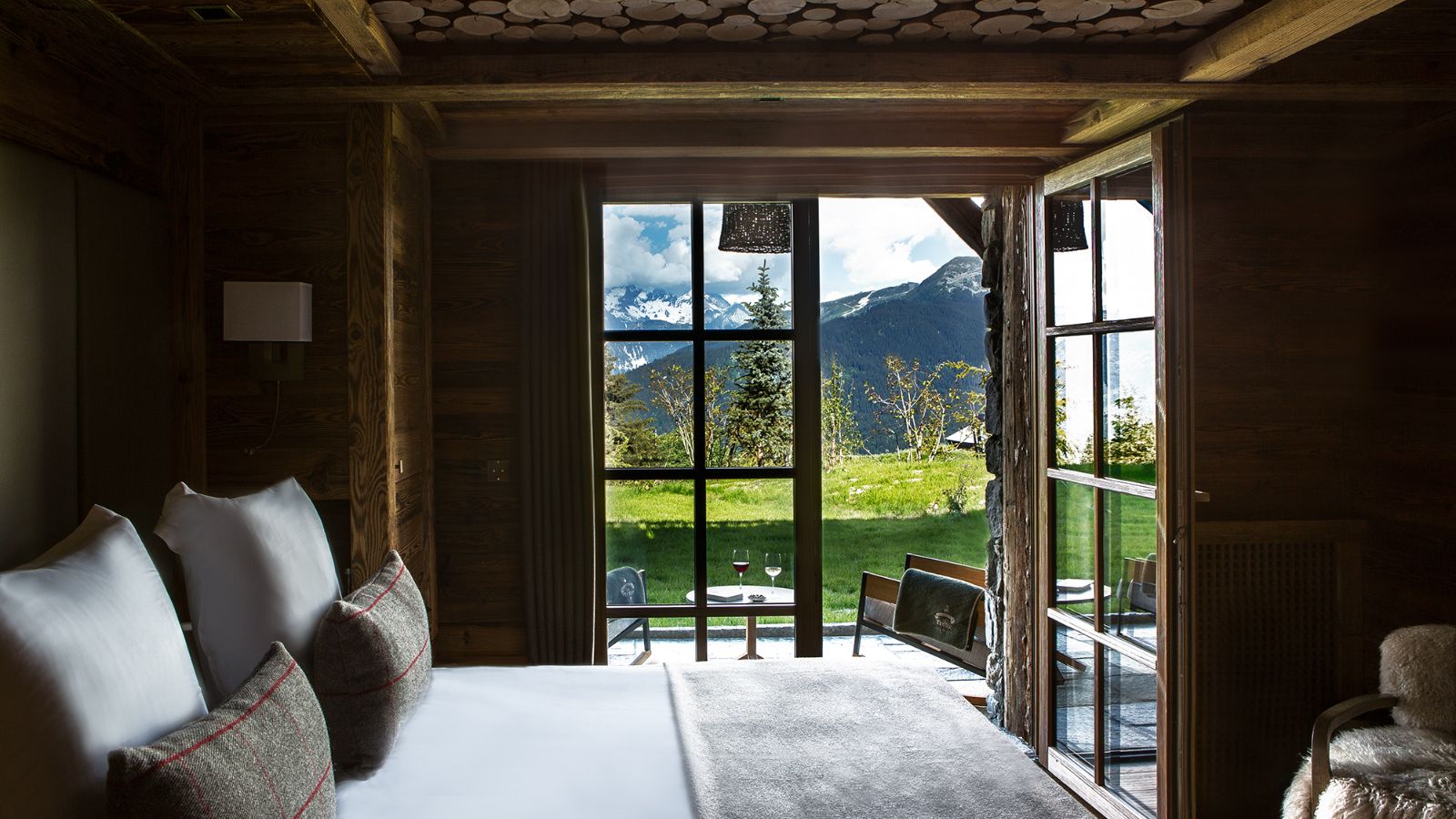 Luxury-Ski-Chalet-Meribel-Refuge-De-La-Traye-Oxford-Ski-Bedroom (13).jpg