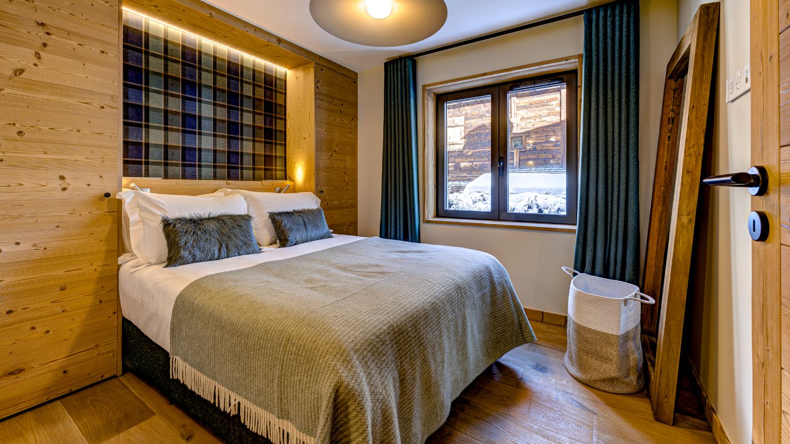 Luxury-Ski-Chalet-Chamonix-Chalet-Josephone-Oxford-Ski-Bedroom (7).jpg