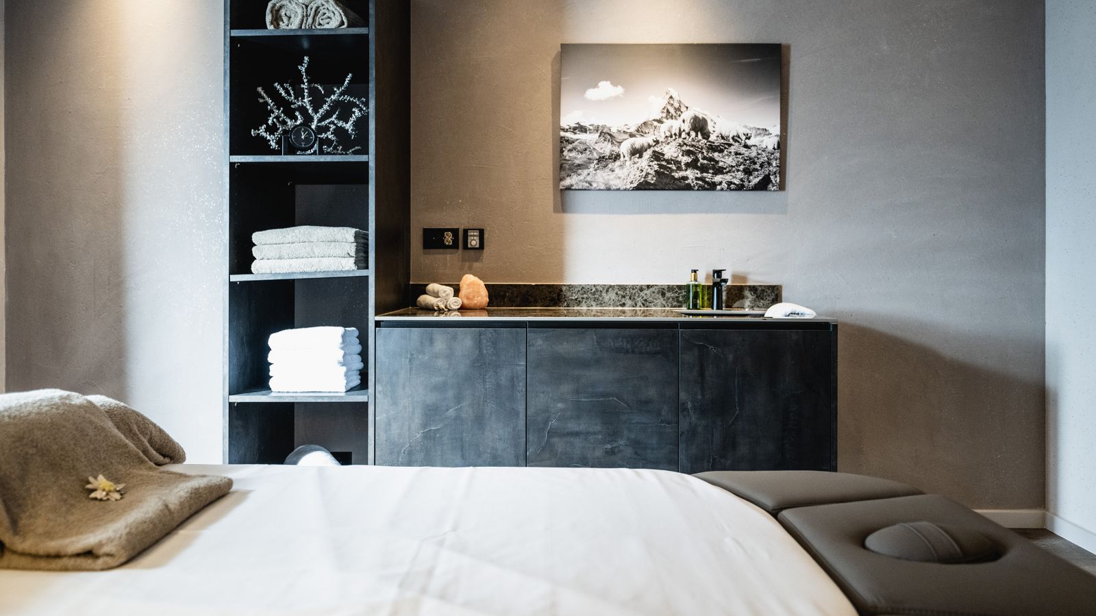 luxury-ski-hotels-zermatt-alpenhof-oxford-ski-massage-room.jpg