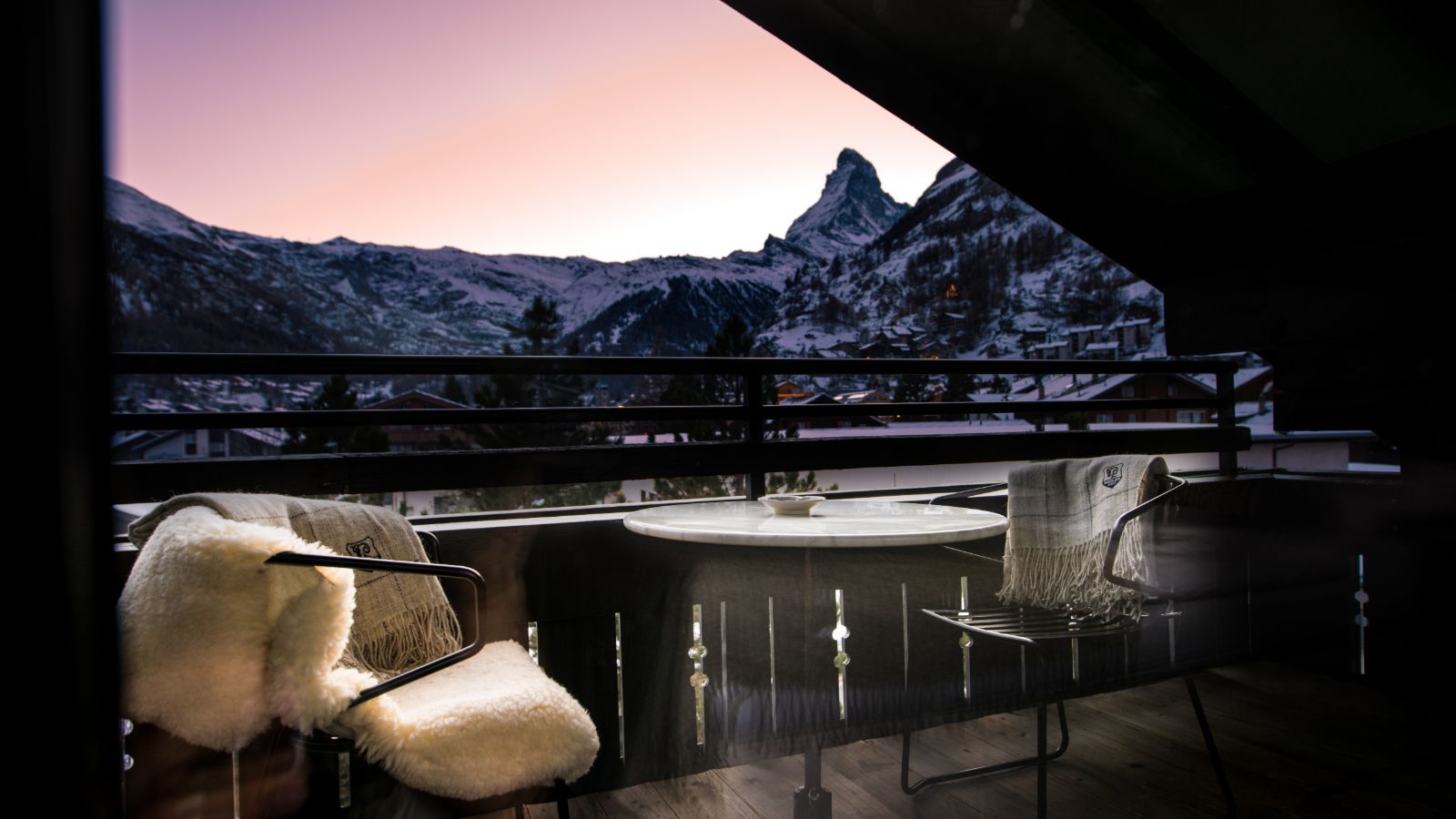 luxury-ski-hotels-zermatt-alpenhof-oxford-ski-penthouse-deluxe-balcony.jpg