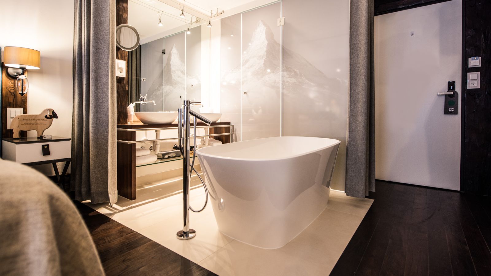 luxury-ski-hotels-zermatt-alpenhof-oxford-ski-alpine-chic-bedrooms (1).jpg