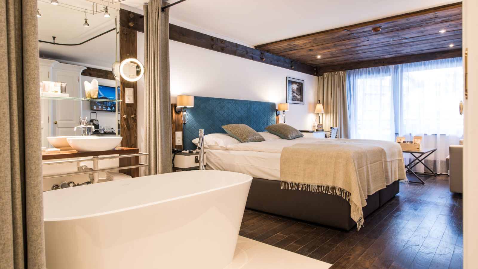 luxury-ski-hotels-zermatt-alpenhof-oxford-ski-alpine-chic-bedrooms (2).jpg