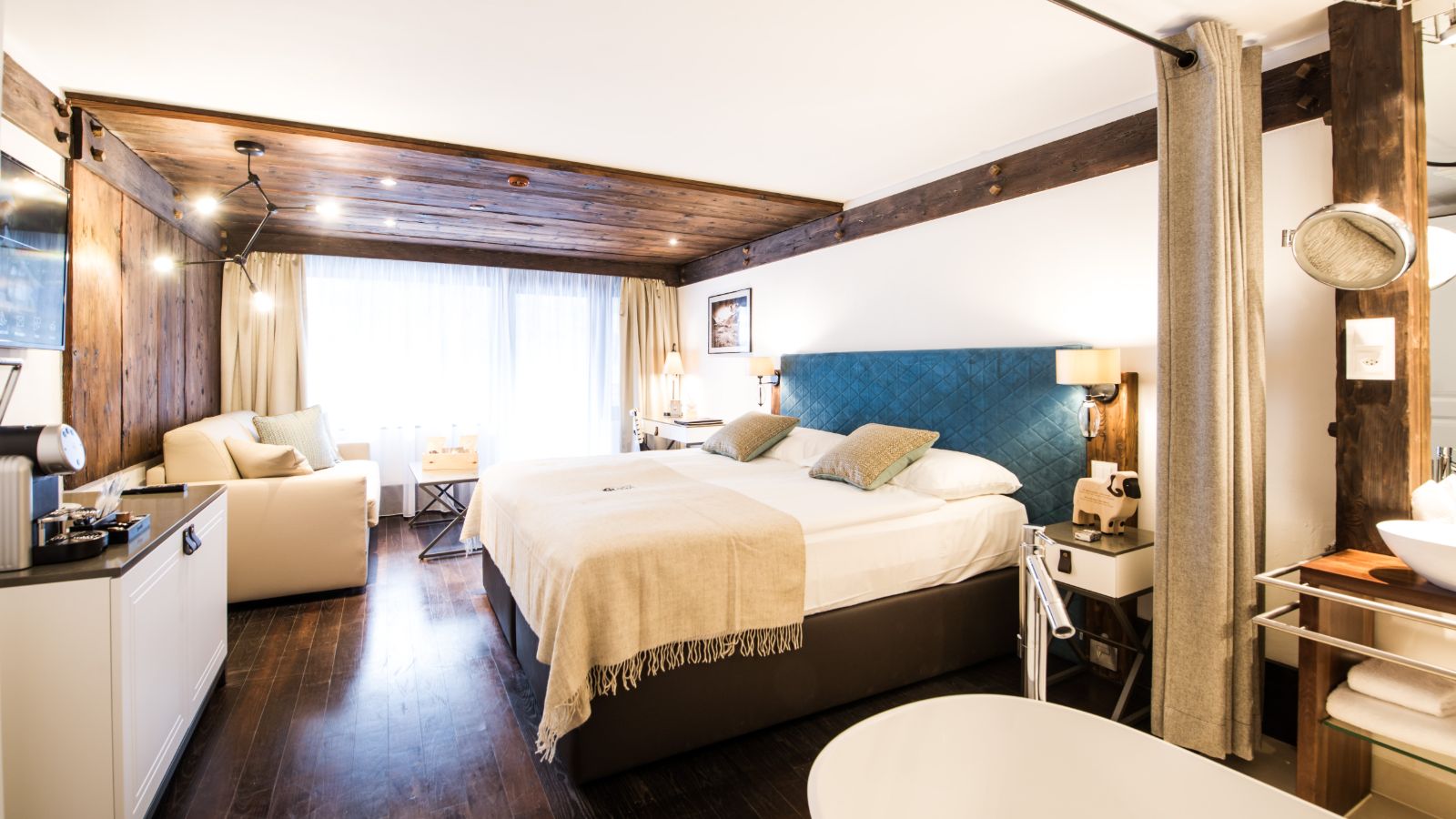 luxury-ski-hotels-zermatt-alpenhof-oxford-ski-alpine-chic-bedrooms (3).jpg