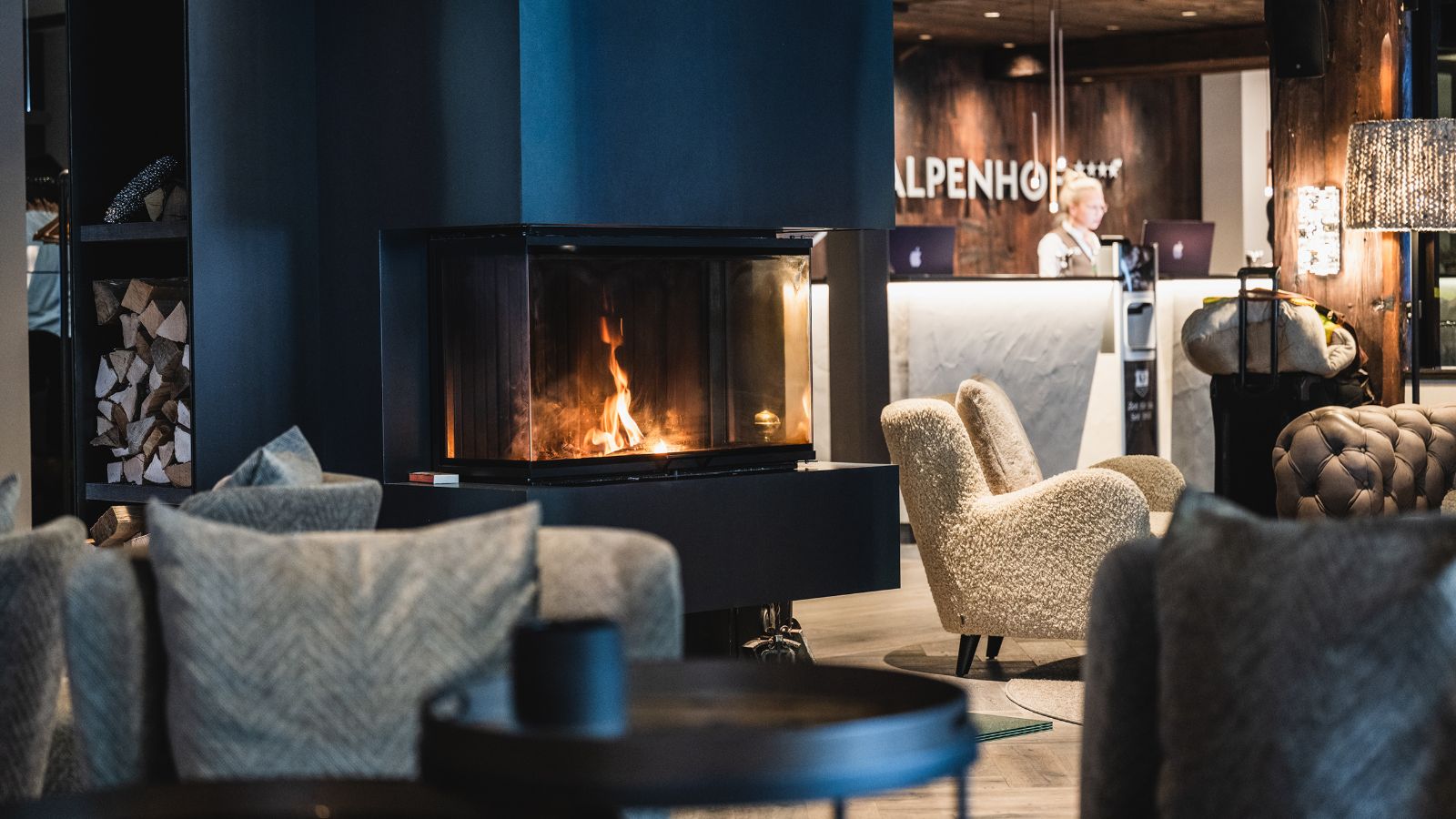 luxury-ski-hotels-zermatt-alpenhof-oxford-ski-bar (1).jpg