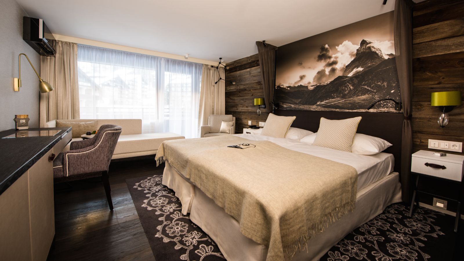 luxury-ski-hotels-zermatt-alpenhof-oxford-ski-deluxe-doppel-bedroom (2).jpg