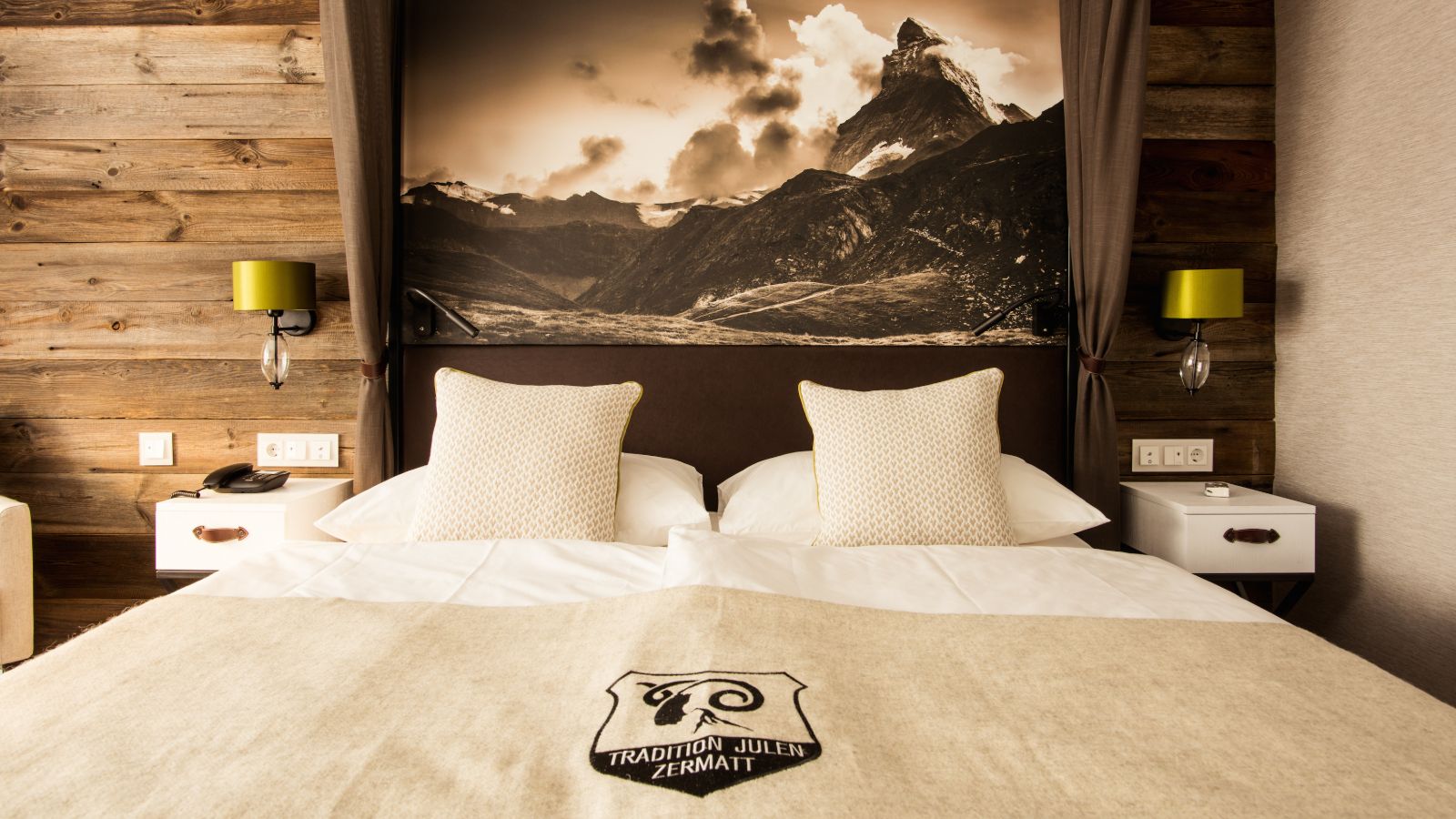 luxury-ski-hotels-zermatt-alpenhof-oxford-ski-deluxe-doppel-bedroom (3).jpg
