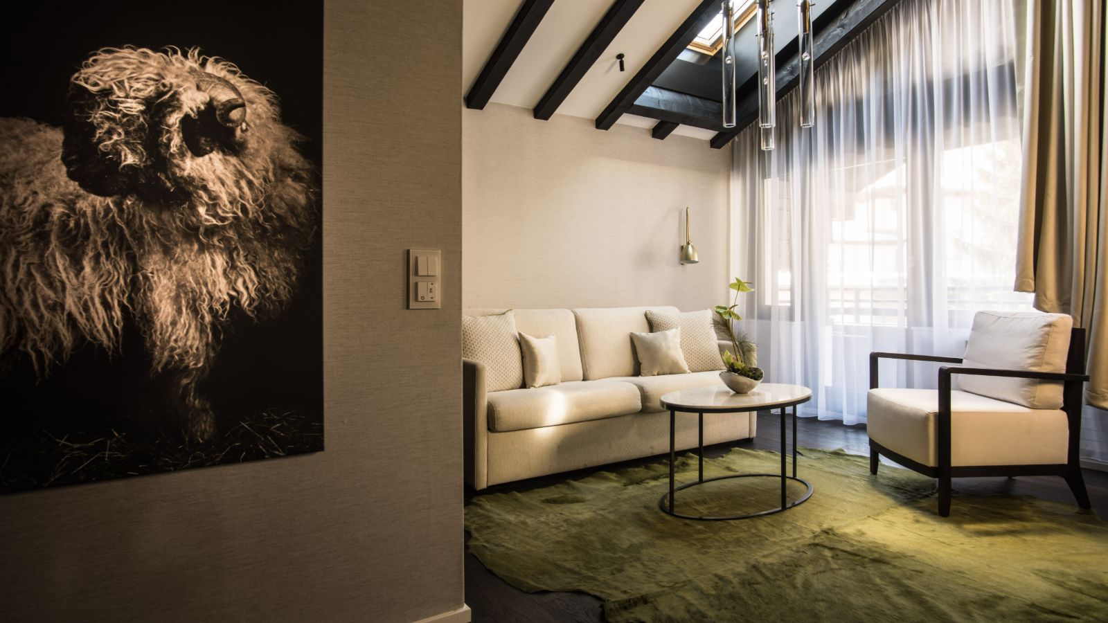 luxury-ski-hotels-zermatt-alpenhof-oxford-ski-design-junior-suite (3).jpg