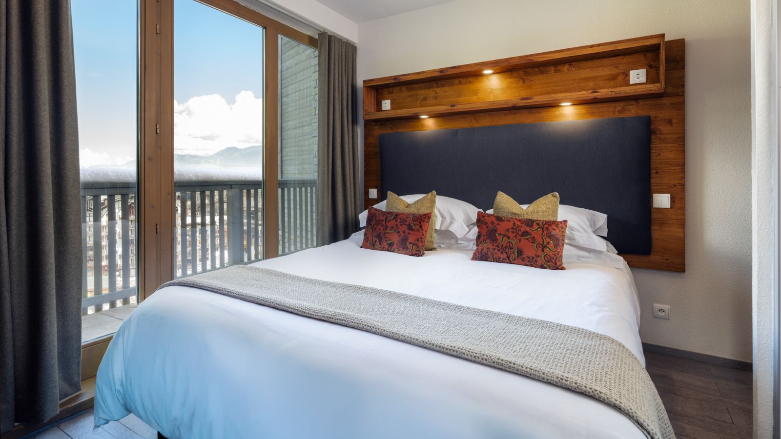 luxury-ski-chalets-la-tania-elangini-oxford-ski-bedrooms (3).jpg