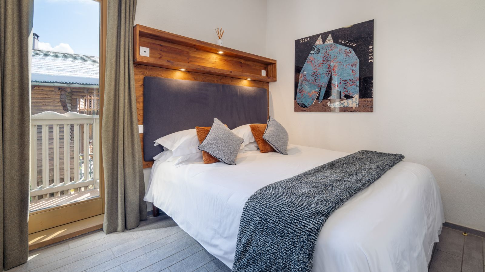 luxury-ski-chalets-la-tania-elangini-oxford-ski-bedrooms (4).jpg