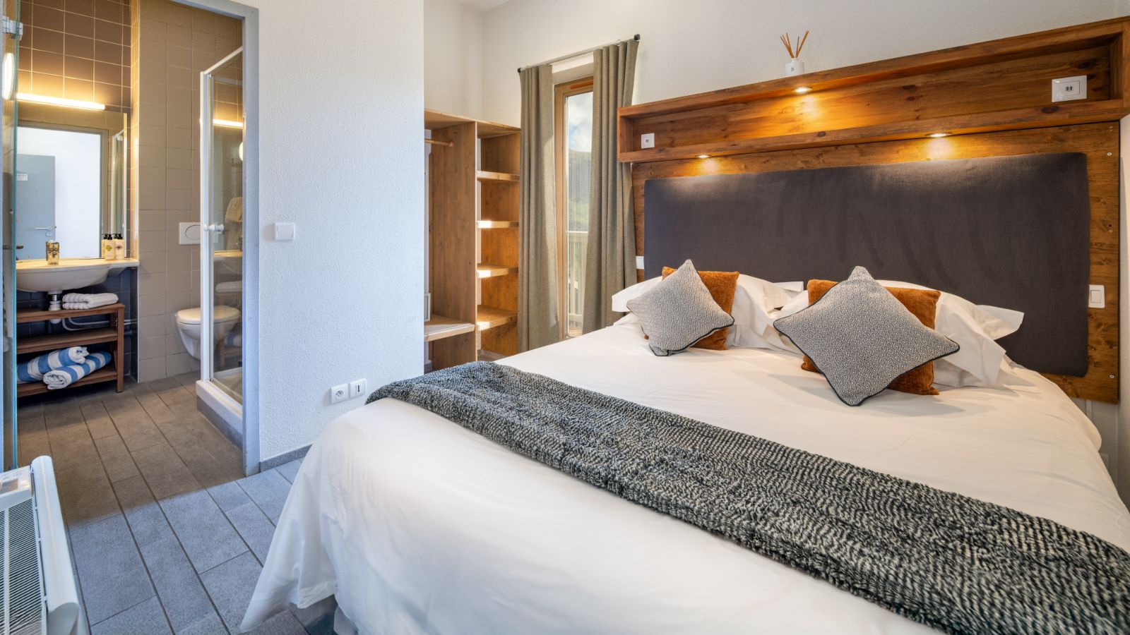 luxury-ski-chalets-la-tania-elangini-oxford-ski-bedrooms (1).jpg