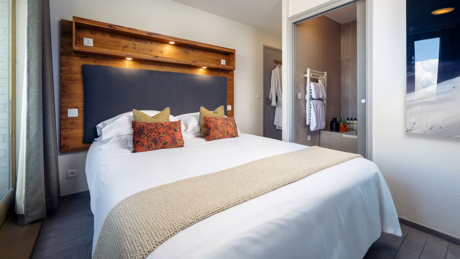 luxury-ski-chalets-la-tania-elangini-oxford-ski-bedrooms (2).jpg