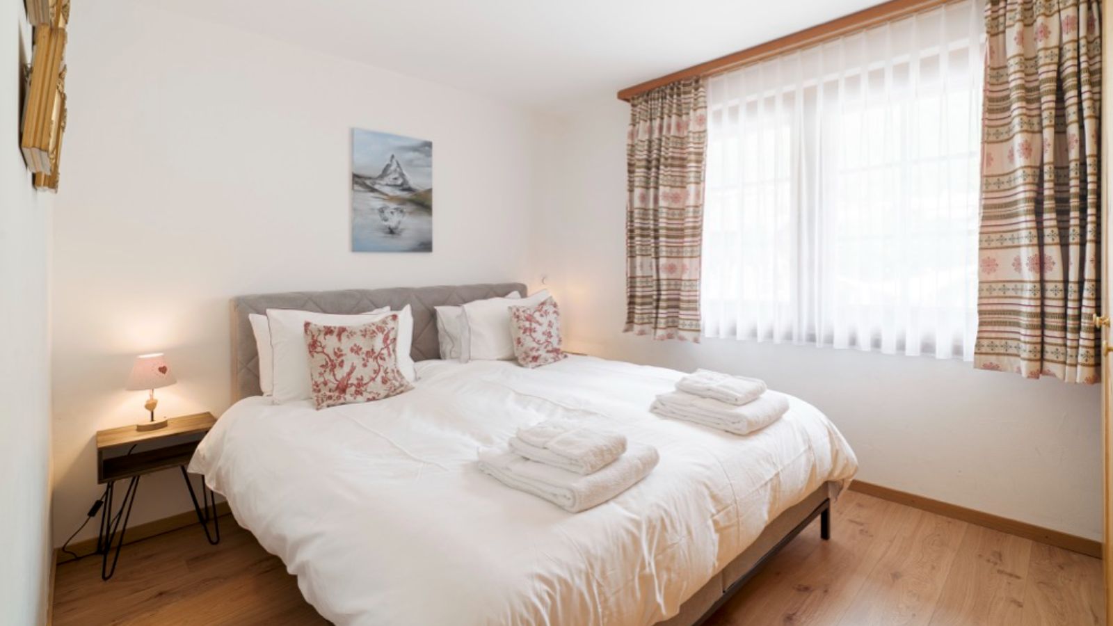 Luxury-Ski-Chalet-Zermatt-Chalet-Ulysee-Oxford-Ski-Bedroom (4).jpg