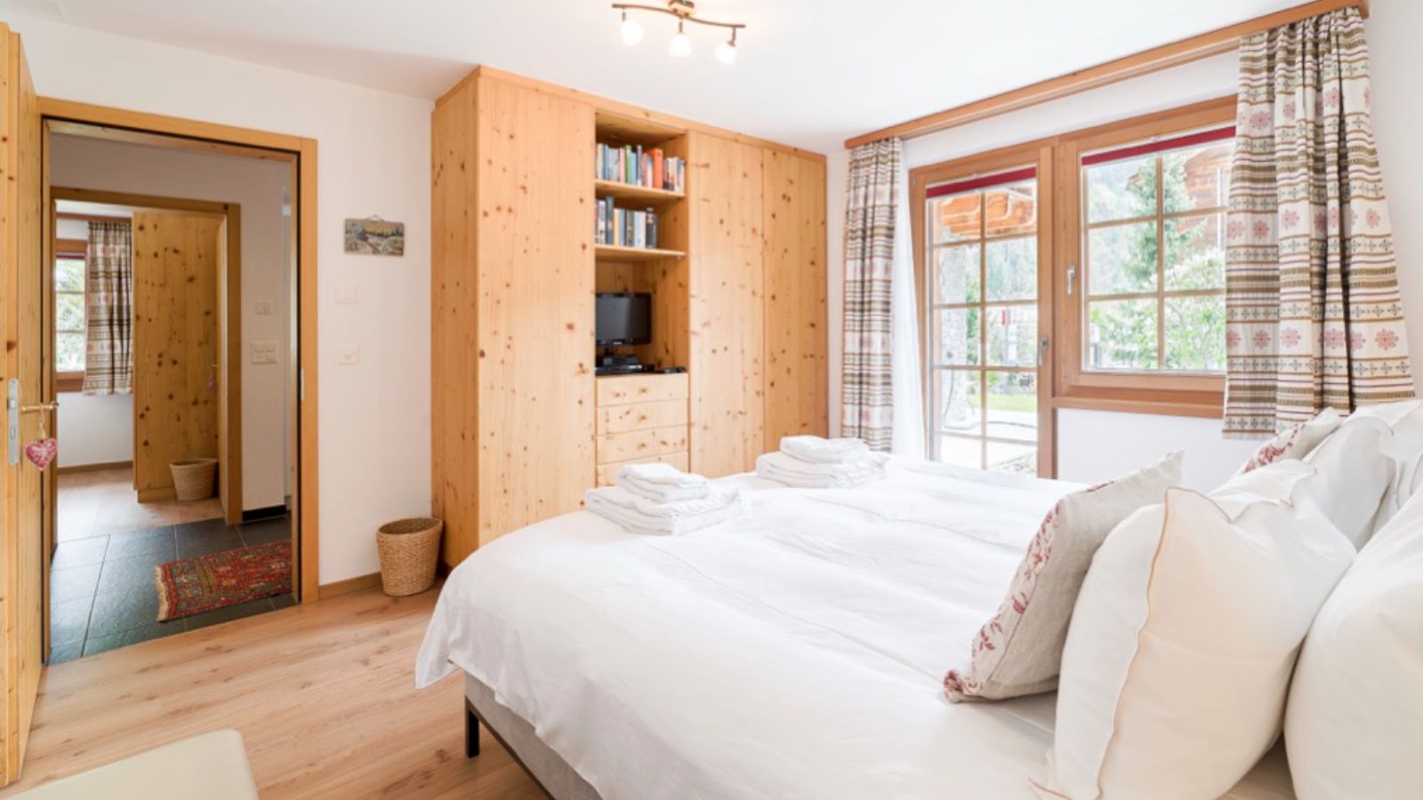 Luxury-Ski-Chalet-Zermatt-Chalet-Ulysee-Oxford-Ski-Bedroom (6).jpg