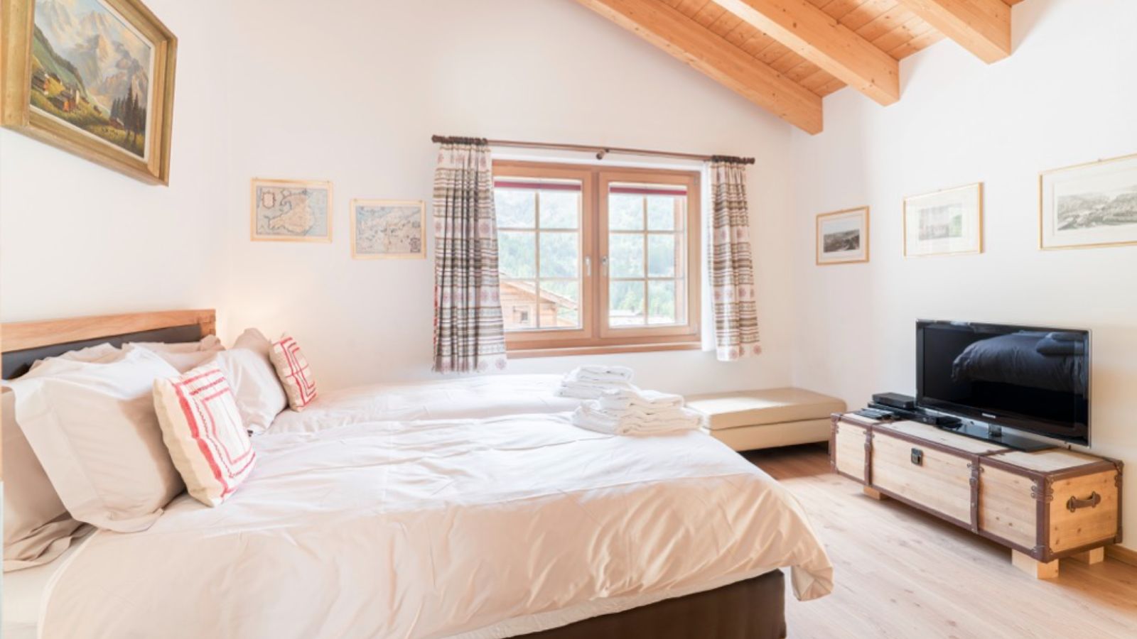 Luxury-Ski-Chalet-Zermatt-Chalet-Ulysee-Oxford-Ski-Bedroom (6).jpg (1)