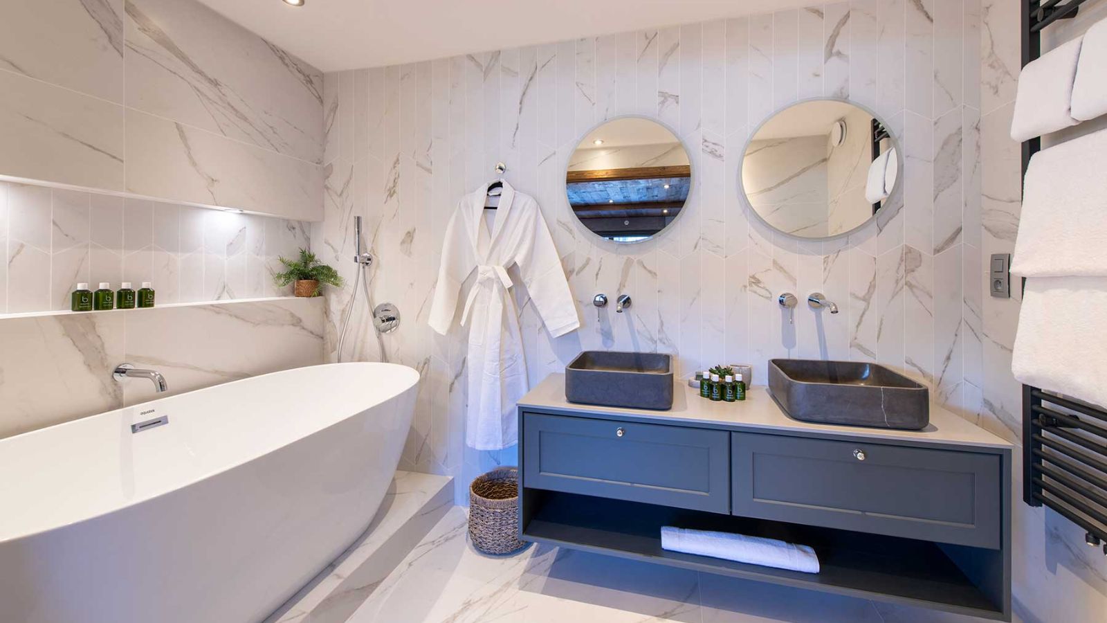 Luxury-ski-chalet-morzine-goldilocks & three bears-oxford-ski-bathroom (2).jpg