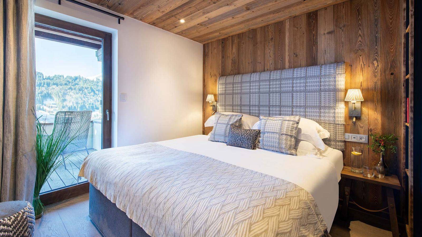Luxury-ski-chalet-morzine-goldilocks & three bears-oxford-ski-bedroom (4).jpg