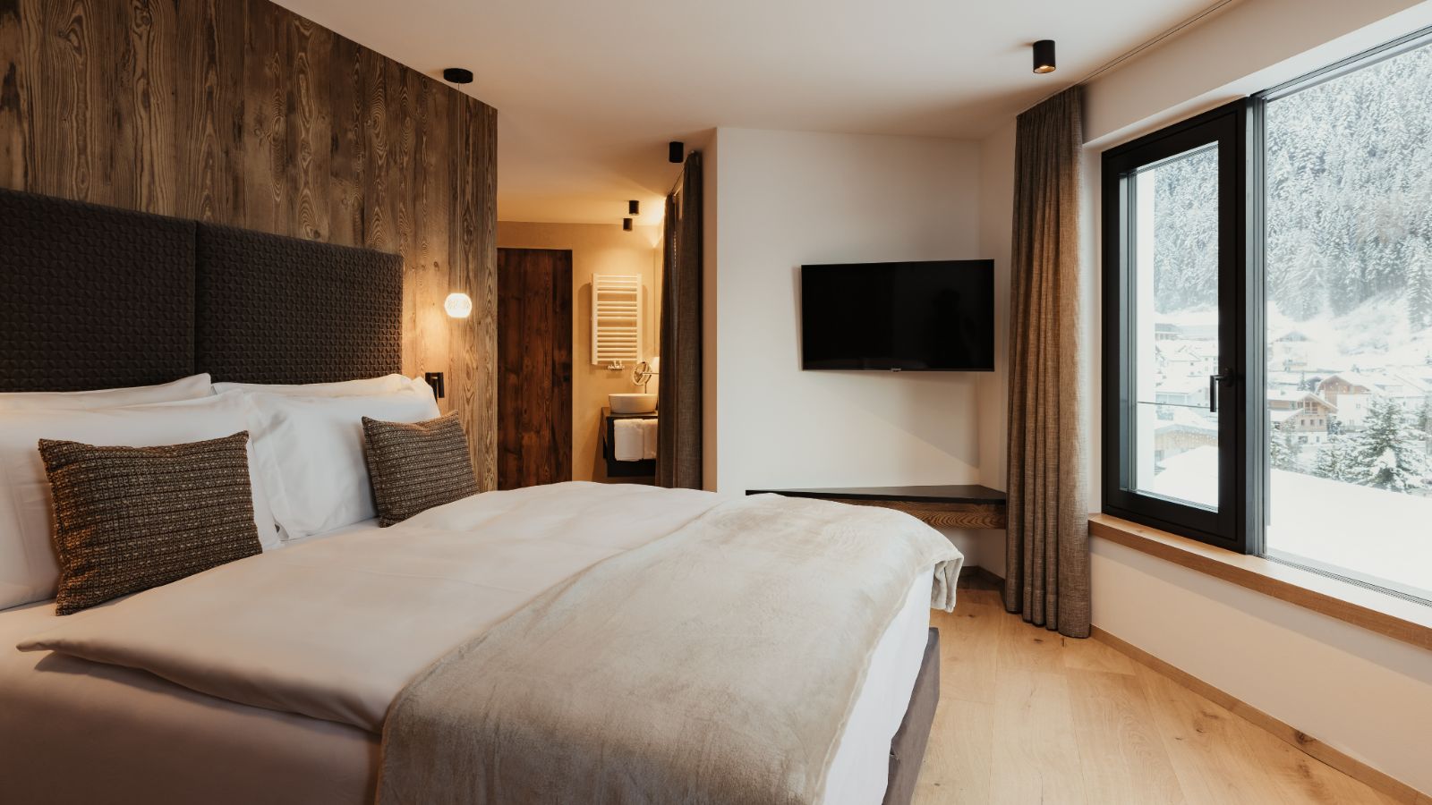 Luxury-Ski-Chalet-Val-Gardena-Chalet-Mile-Oxford-Ski-Bedroom (4).jpg