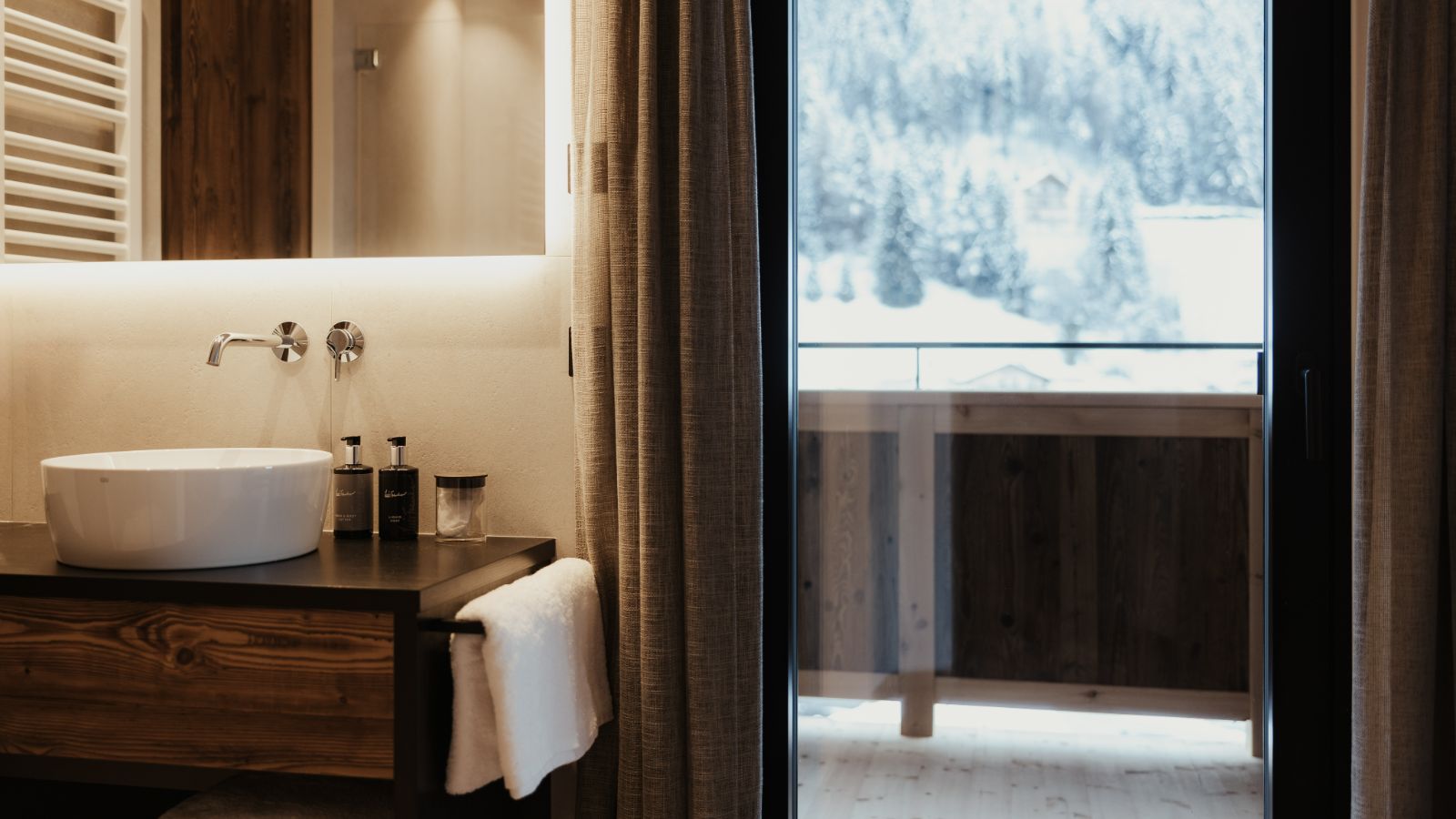Luxury-Ski-Chalet-Val-Gardena-Chalet-Mile-Oxford-Ski-Bathroom.jpg