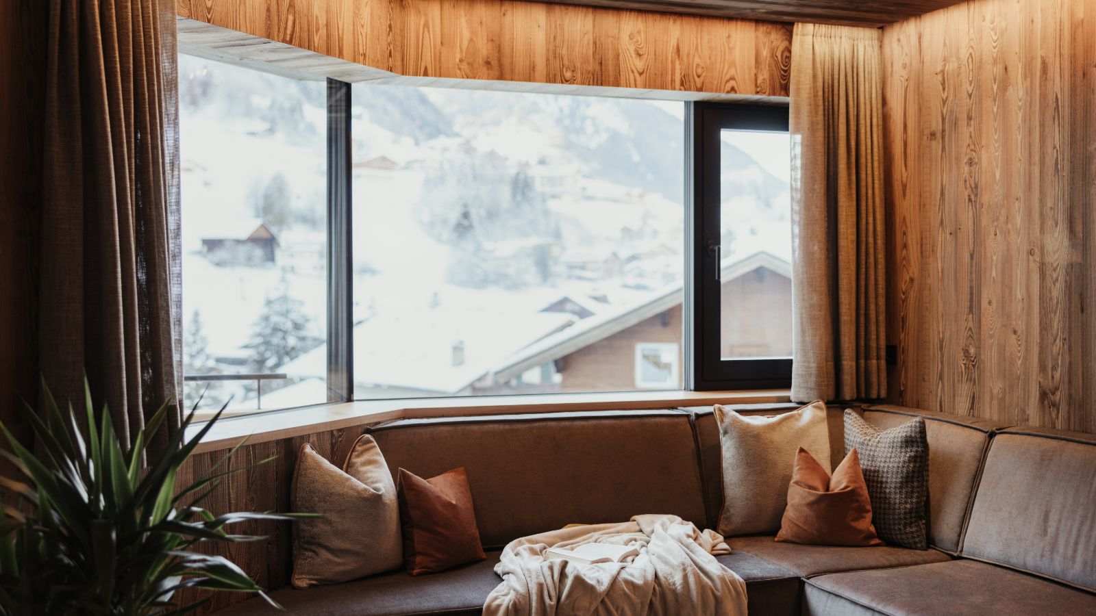 Luxury-Ski-Chalet-Val-Gardena-Chalet-Mile-2-Oxford-Ski-Windown-Sofa.jpg