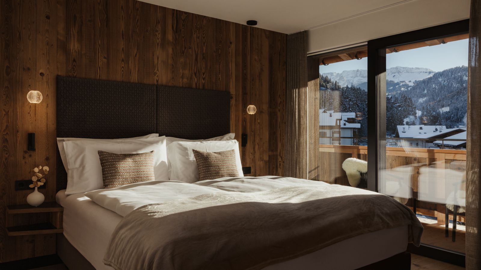 Luxury-Ski-Chalet-Val-Gardena-Chalet-Mile-2-Oxford-Ski-Bedroom (4).jpg