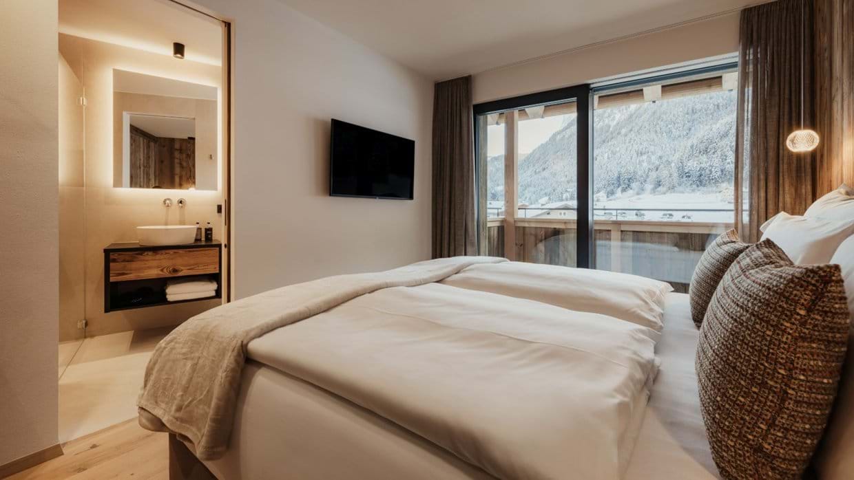 Luxury-Ski-Chalet-Val-Gardena-Chalet-Mile-2-Oxford-Ski-Bedroom (7).jpg