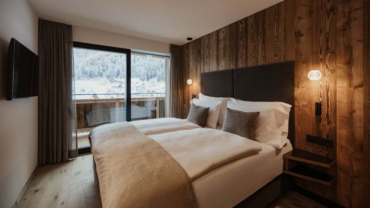 Luxury-Ski-Chalet-Val-Gardena-Chalet-Mile-2-Oxford-Ski-Bedroom (8).jpg