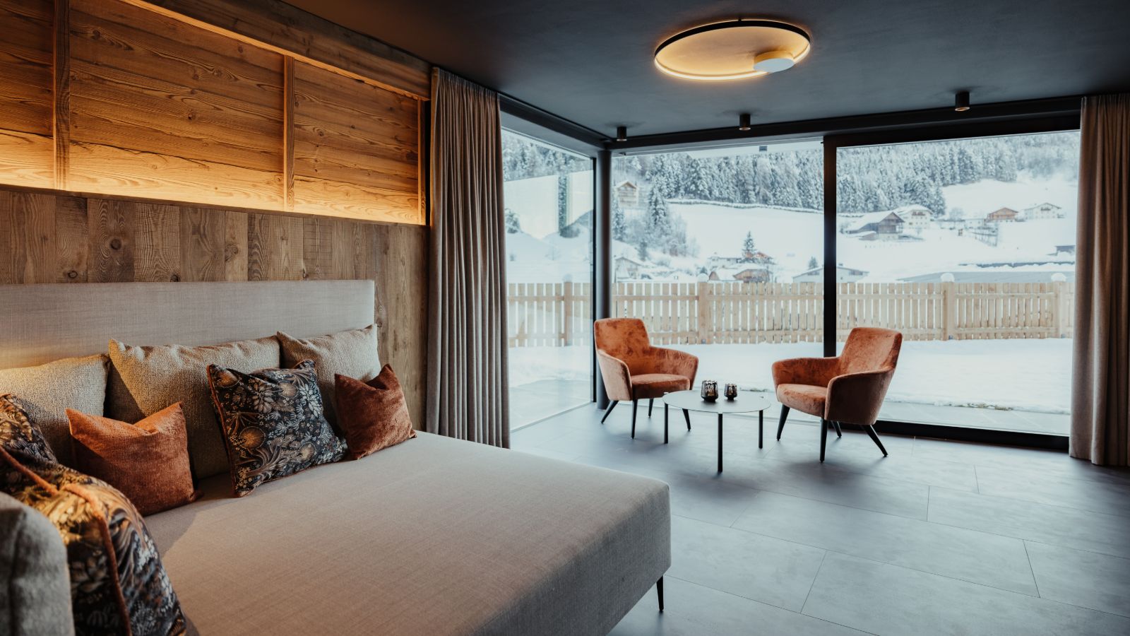 Luxury-Ski-Chalet-Val-Gardena-Chalet-Mile-2-Oxford-Ski-Bedroom (9).jpg