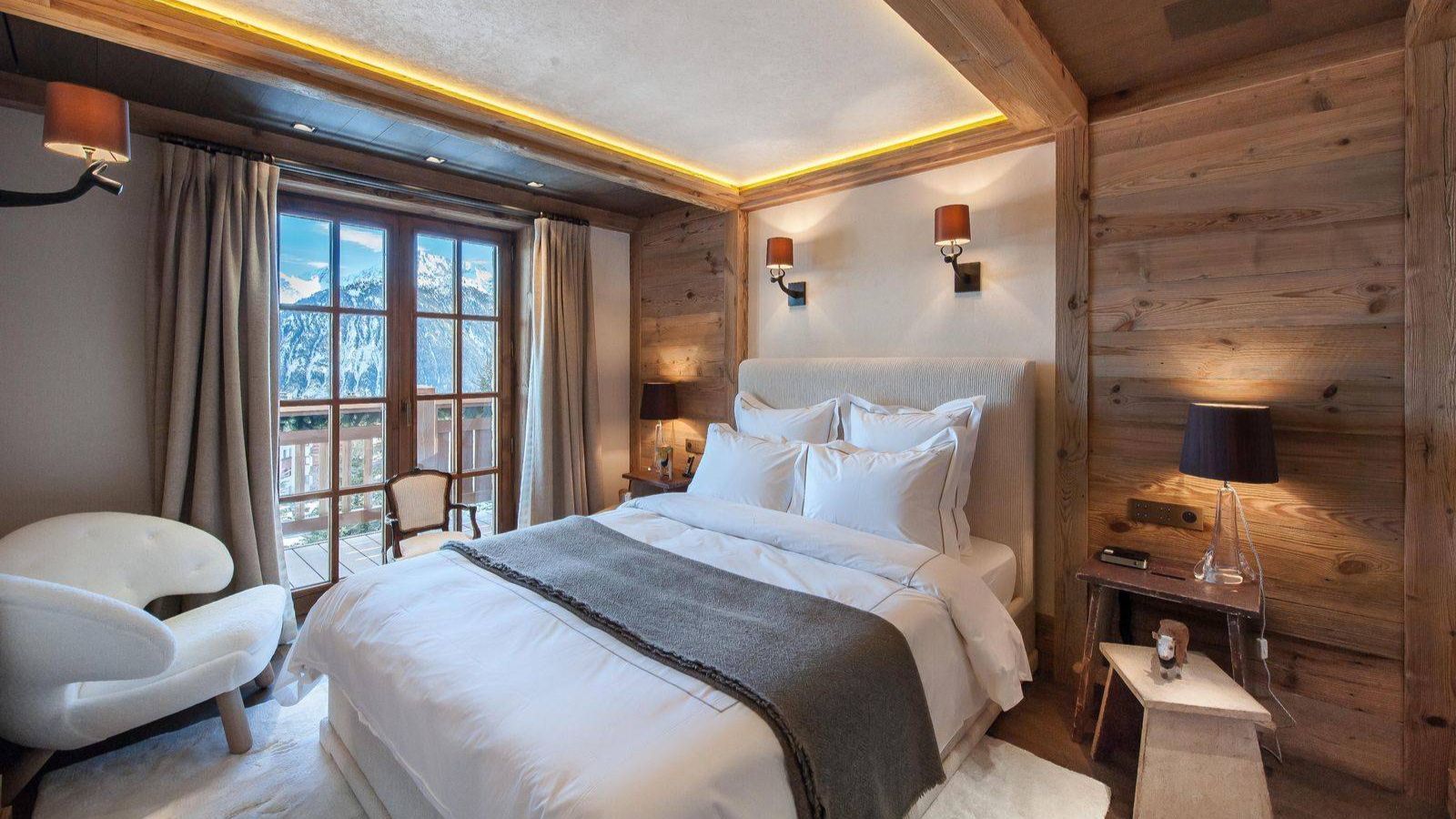 luxury-ski-chalets-courchevel-1850-cryst-ail-oxford-ski-bedroom (3).jpg