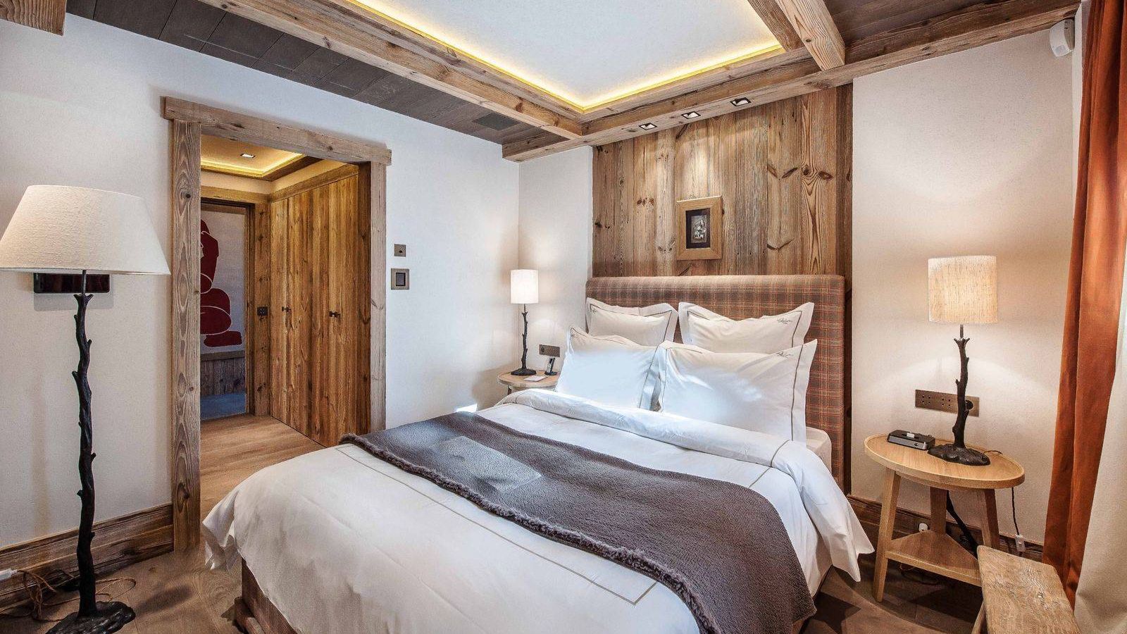 luxury-ski-chalets-courchevel-1850-cryst-ail-oxford-ski-bedroom (4).jpg