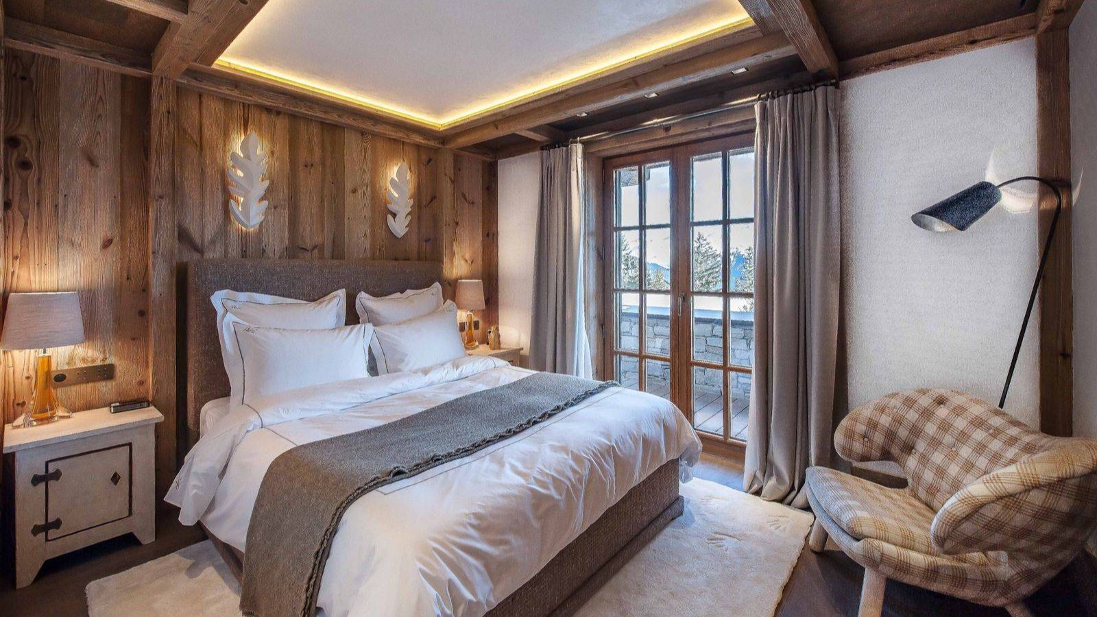 luxury-ski-chalets-courchevel-1850-cryst-ail-oxford-ski-bedroom (6).jpg