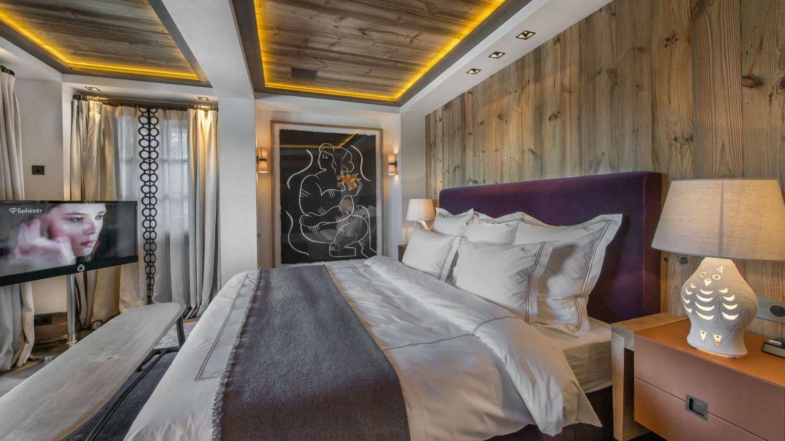 luxury-ski-chalets-courchevel-1850-cryst-ail-oxford-ski-bedroom (1).jpg
