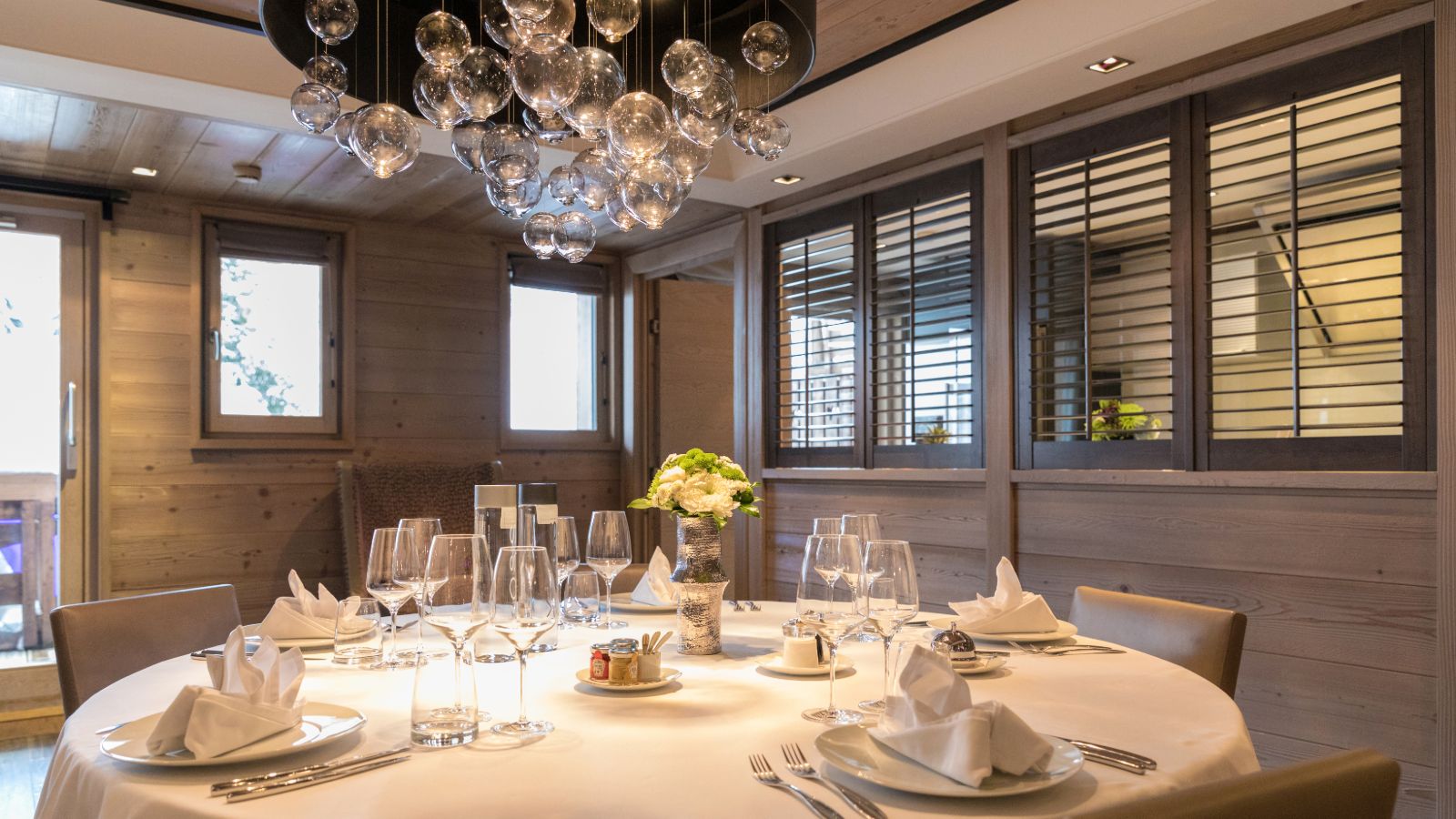 luxury-ski-chalets-courchevel-1850-apartment-amethyst-oxford-ski-dining (1).jpg