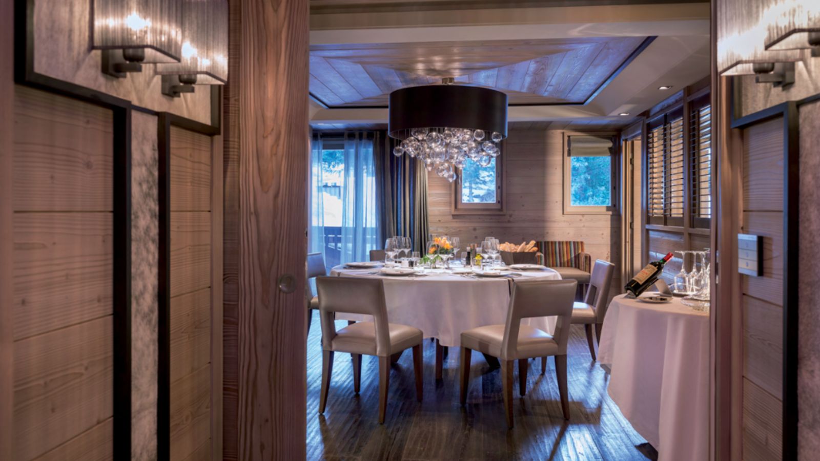 luxury-ski-chalets-courchevel-1850-apartment-amethyst-oxford-ski-dining2.jpg
