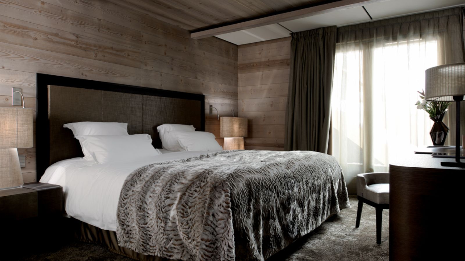 luxury-ski-chalets-courchevel-1850-apartment-amethyst-oxford-ski-bedroom (1).jpg