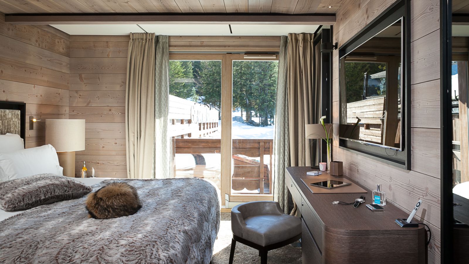 luxury-ski-chalets-courchevel-1850-beryl-apartment-oxford-ski-bedroom (2).jpg