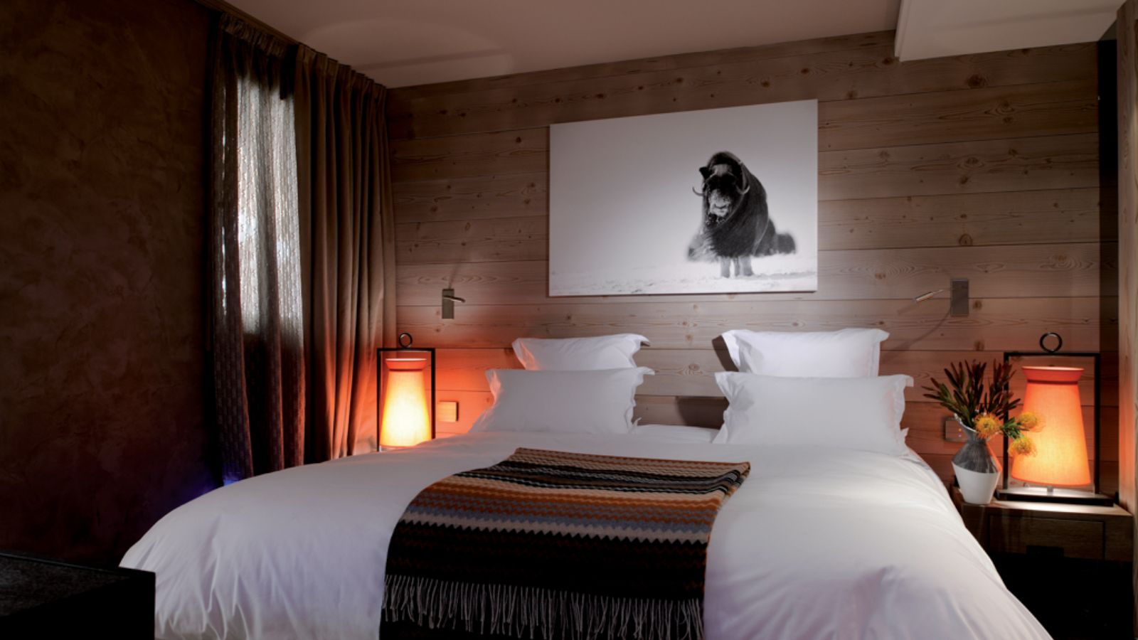 luxury-ski-chalets-courchevel-1850-beryl-apartment-oxford-ski-bedroom (4).jpg