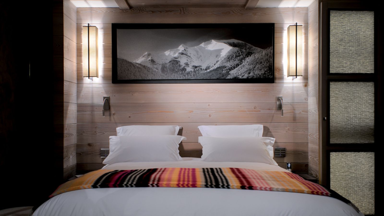 luxury-ski-chalets-courchevel-1850-beryl-apartment-oxford-ski-bedroom (1).jpg