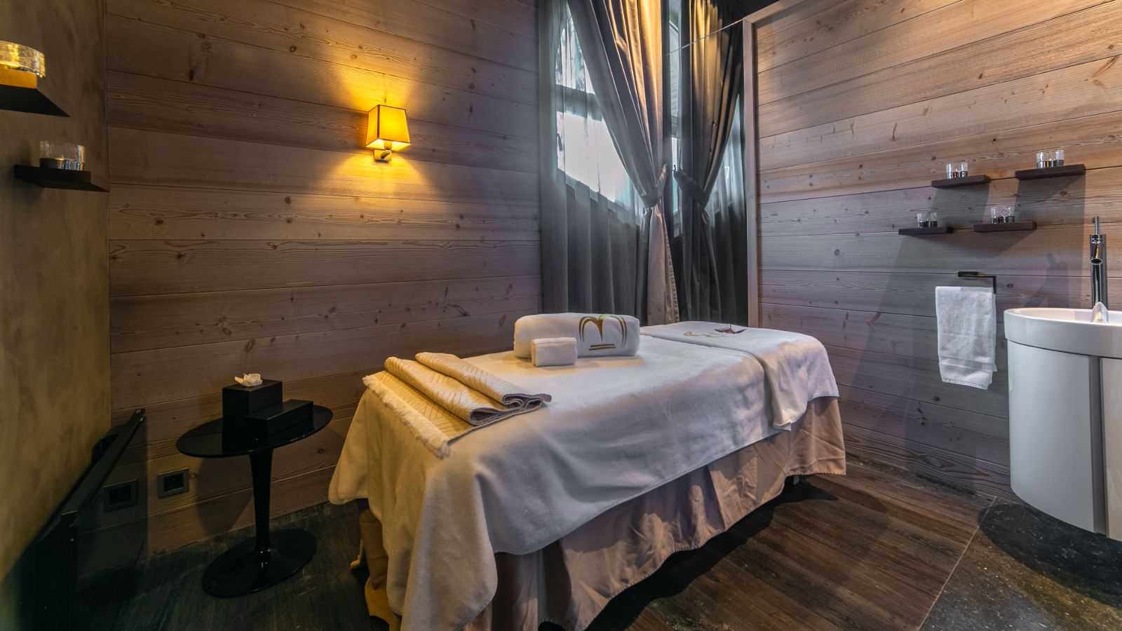 Luxury-ski-chalets-courchevel-1850-emerald-aprtment-oxford-ski-massage.jpg