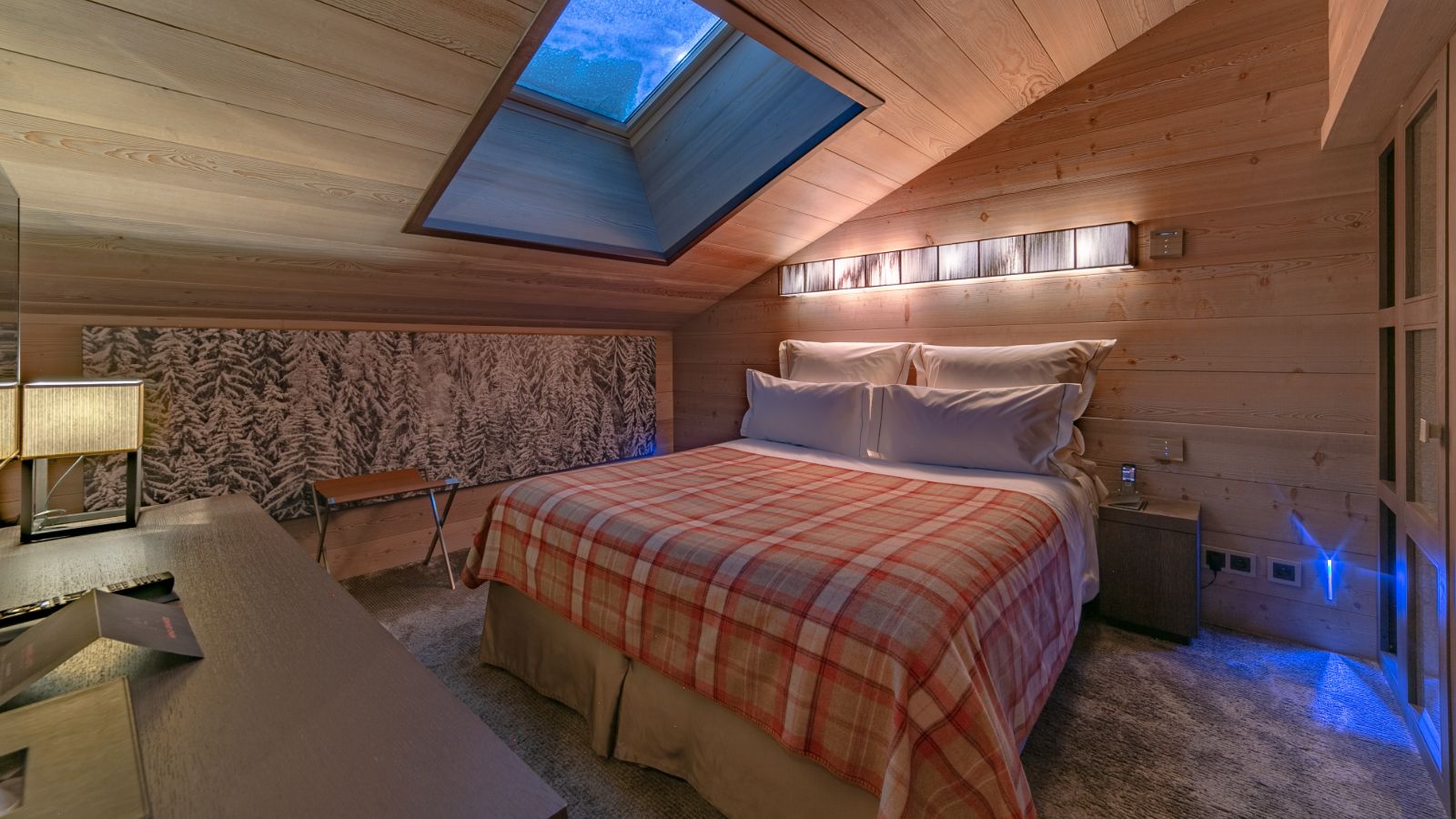 Luxury-ski-chalets-courchevel-1850-emerald-aprtment-oxford-ski-bedrooms (1).jpg