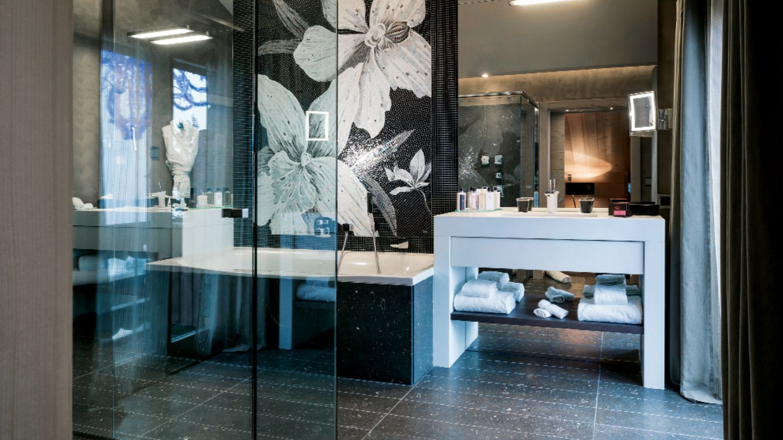 Luxury-ski-chalets-courchevel-1850-emerald-aprtment-oxford-ski-bathroom (2).jpg