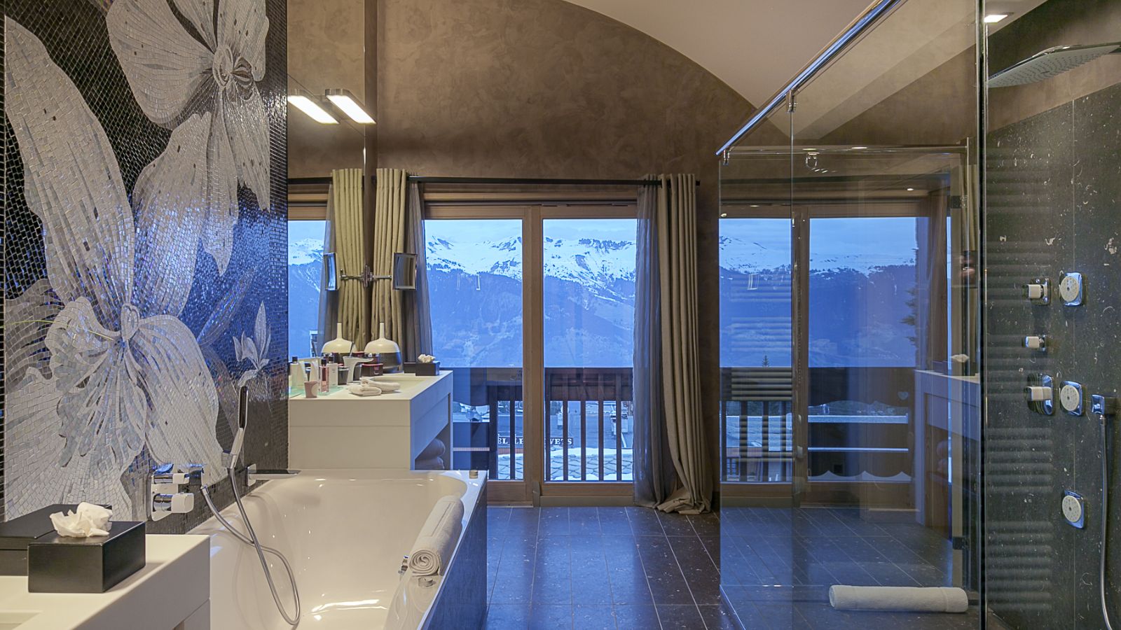 Luxury-ski-chalets-courchevel-1850-emerald-aprtment-oxford-ski-bathroom (1).jpg