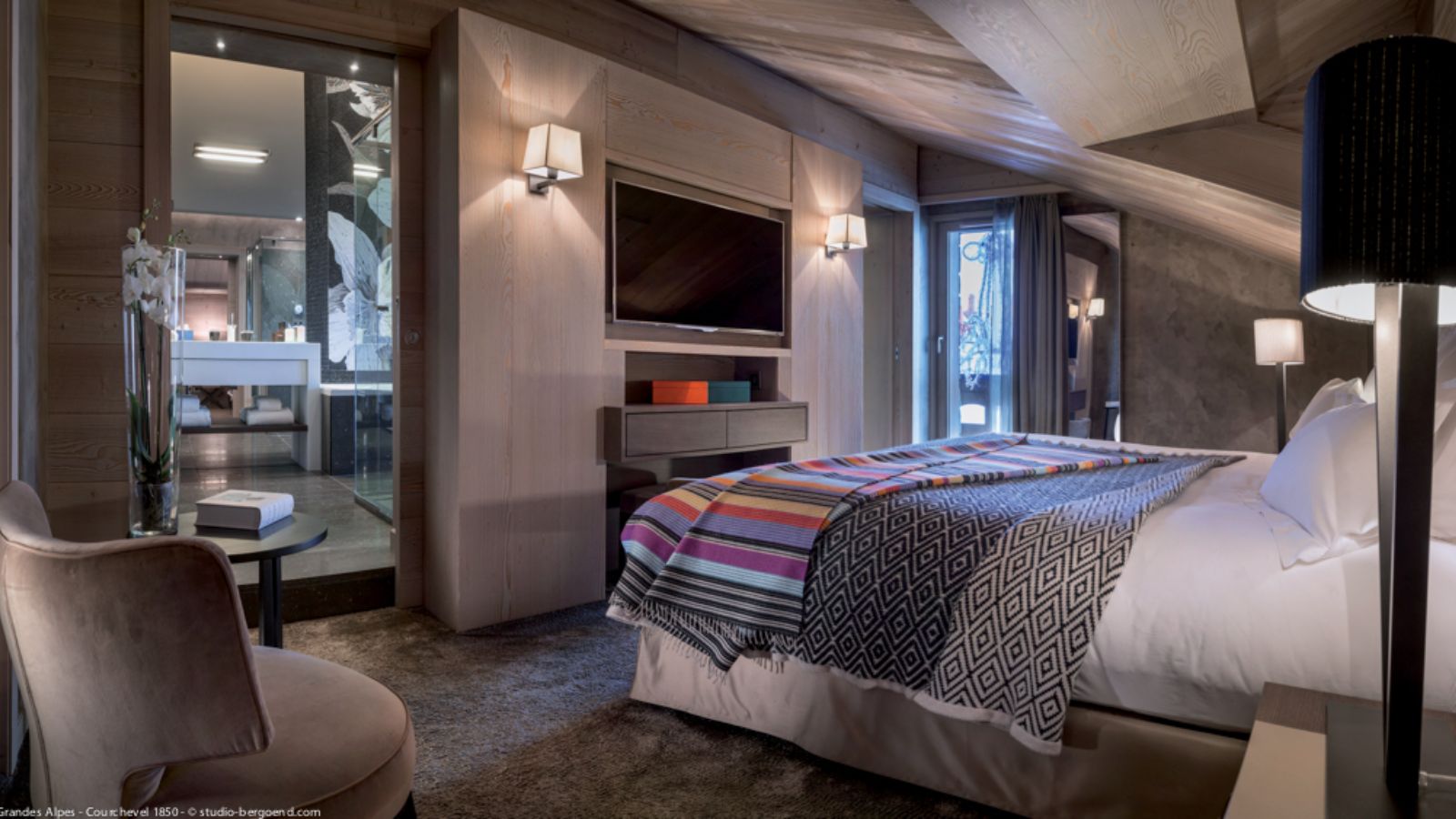 Luxury-ski-chalets-courchevel-1850-emerald-aprtment-oxford-ski-bedrooms (2).jpg