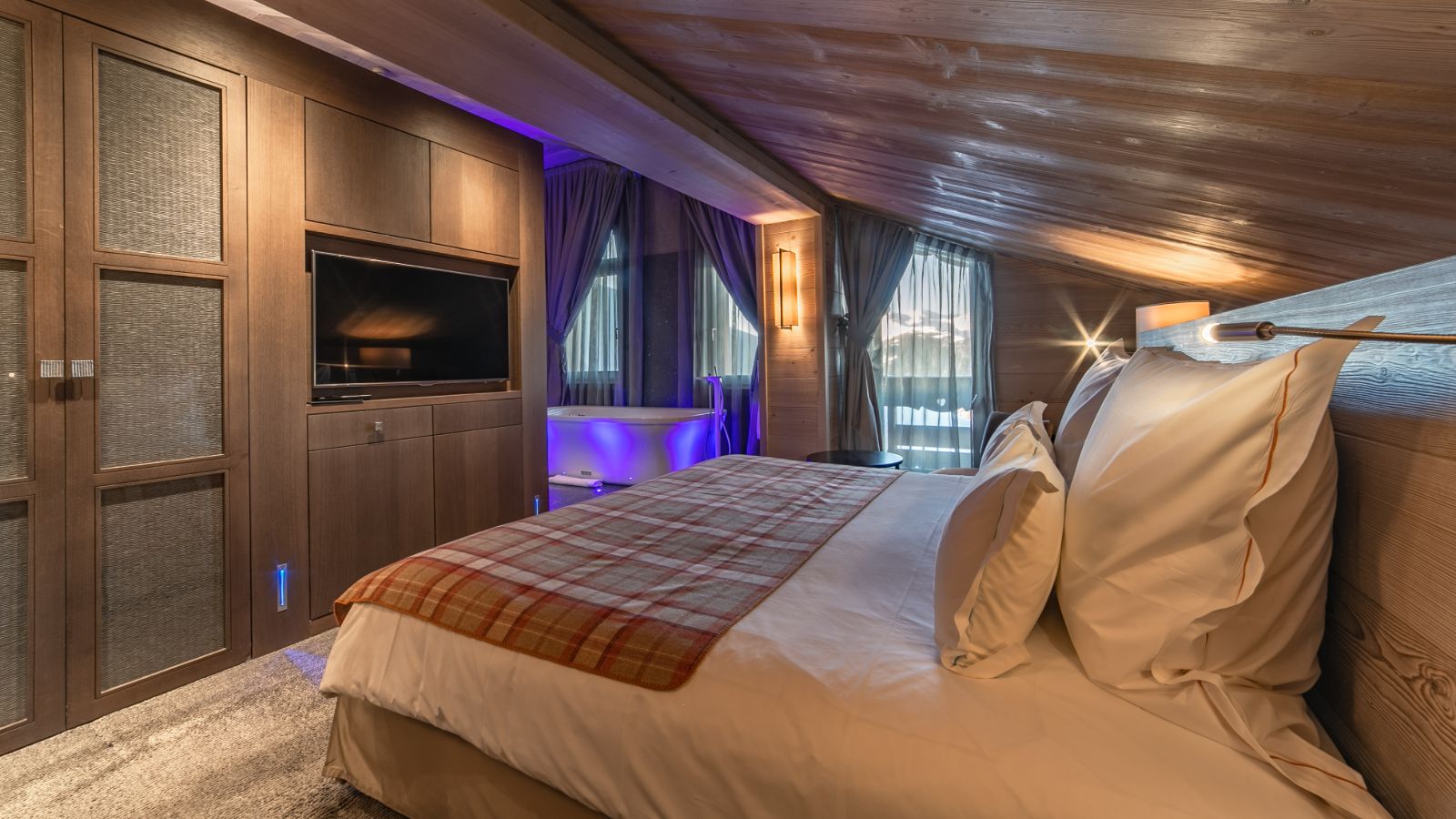 Luxury-ski-chalets-courchevel-1850-emerald-aprtment-oxford-ski-bedrooms (6).jpg