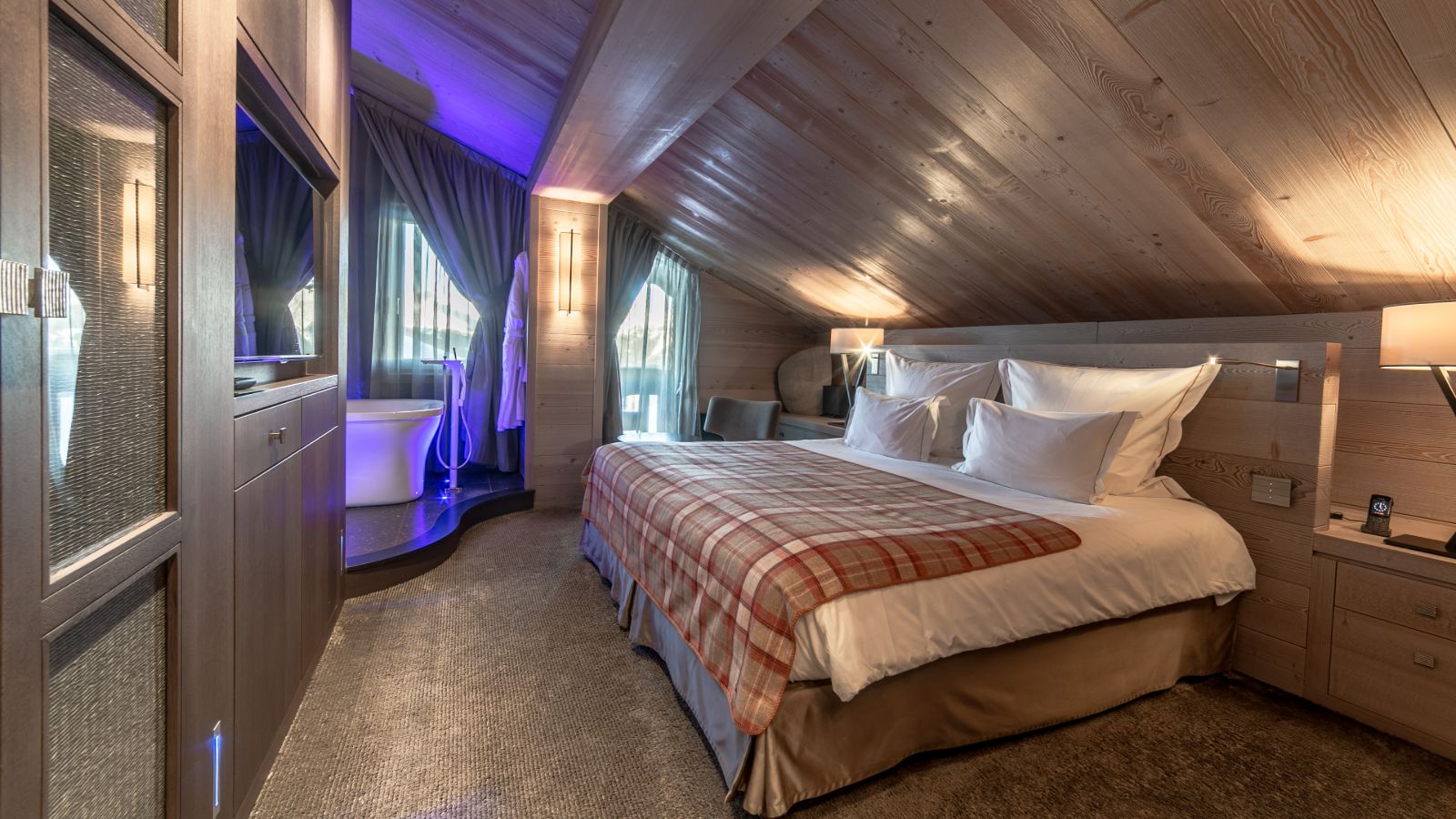 Luxury-ski-chalets-courchevel-1850-emerald-aprtment-oxford-ski-bedrooms (7).jpg