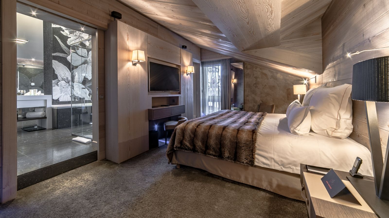 Luxury-ski-chalets-courchevel-1850-emerald-aprtment-oxford-ski-bedrooms (8).jpg