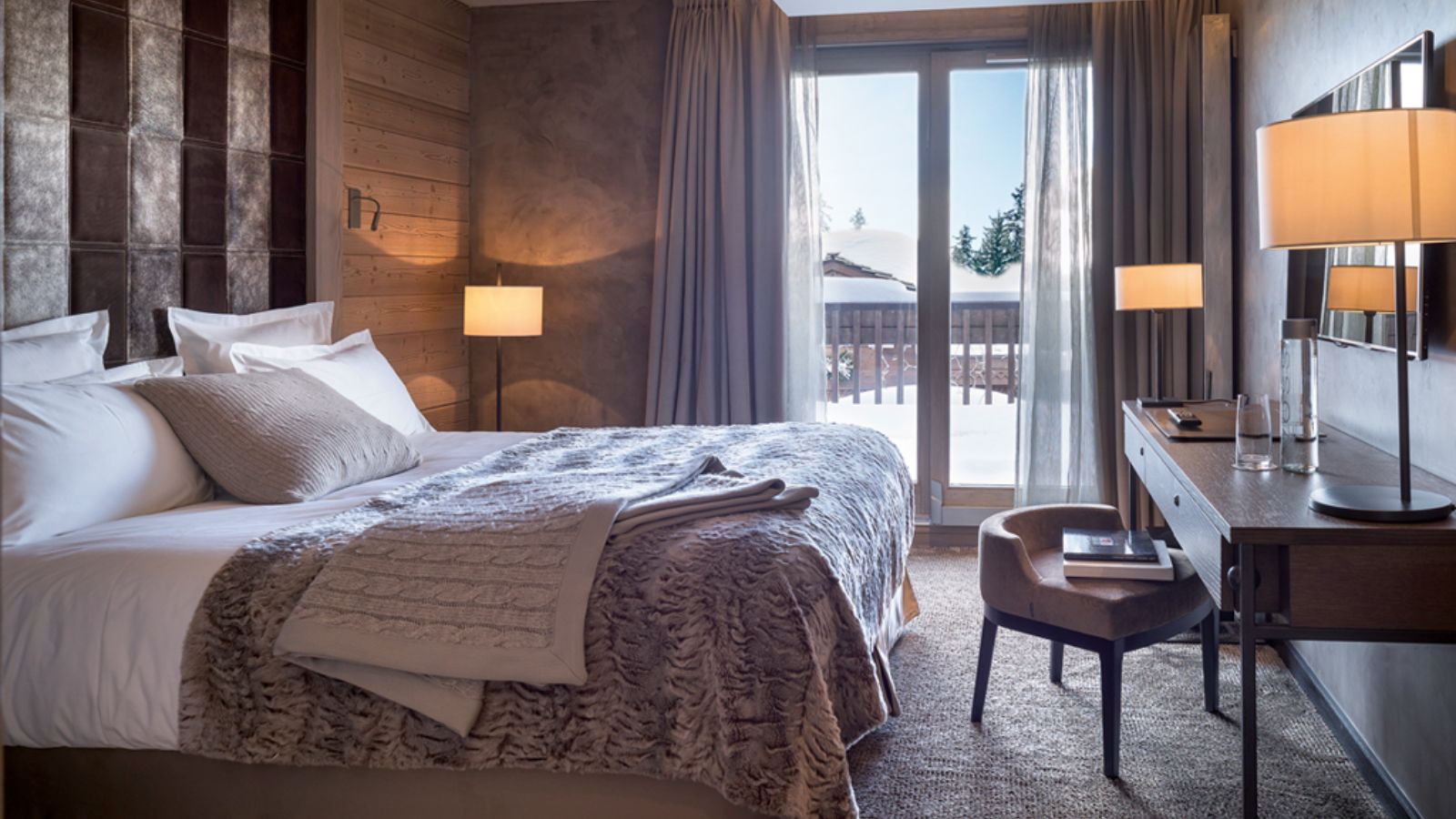 luxury-ski-chalets-courchevel-1850-garnet-apartment-oxford-ski-bedroom (4).jpg