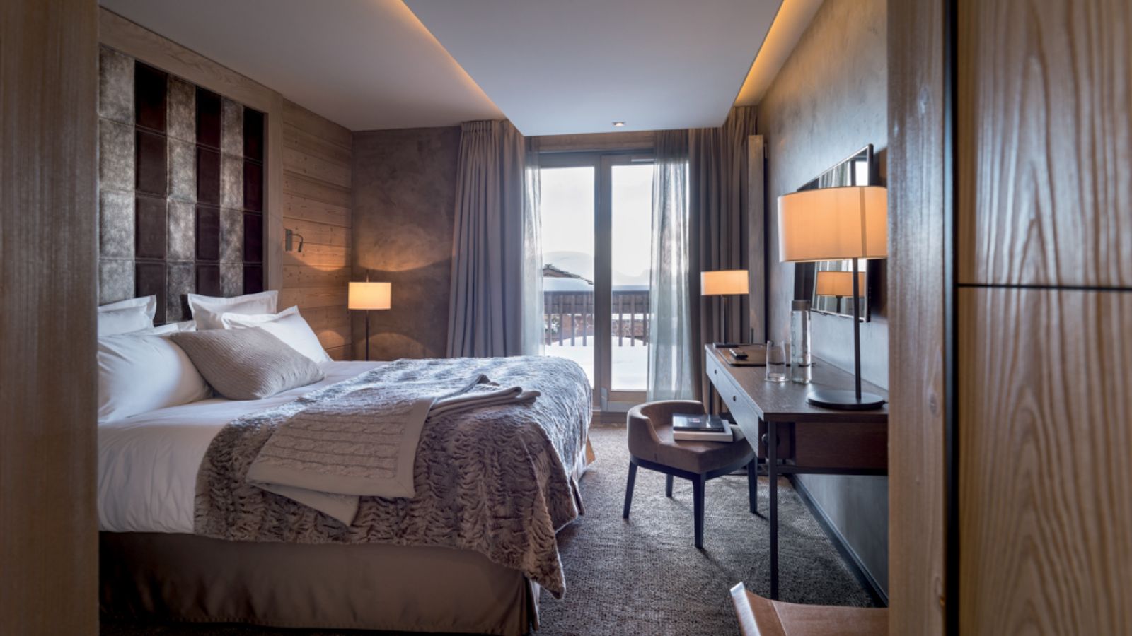 luxury-ski-chalets-courchevel-1850-garnet-apartment-oxford-ski-bedroom (1).jpg