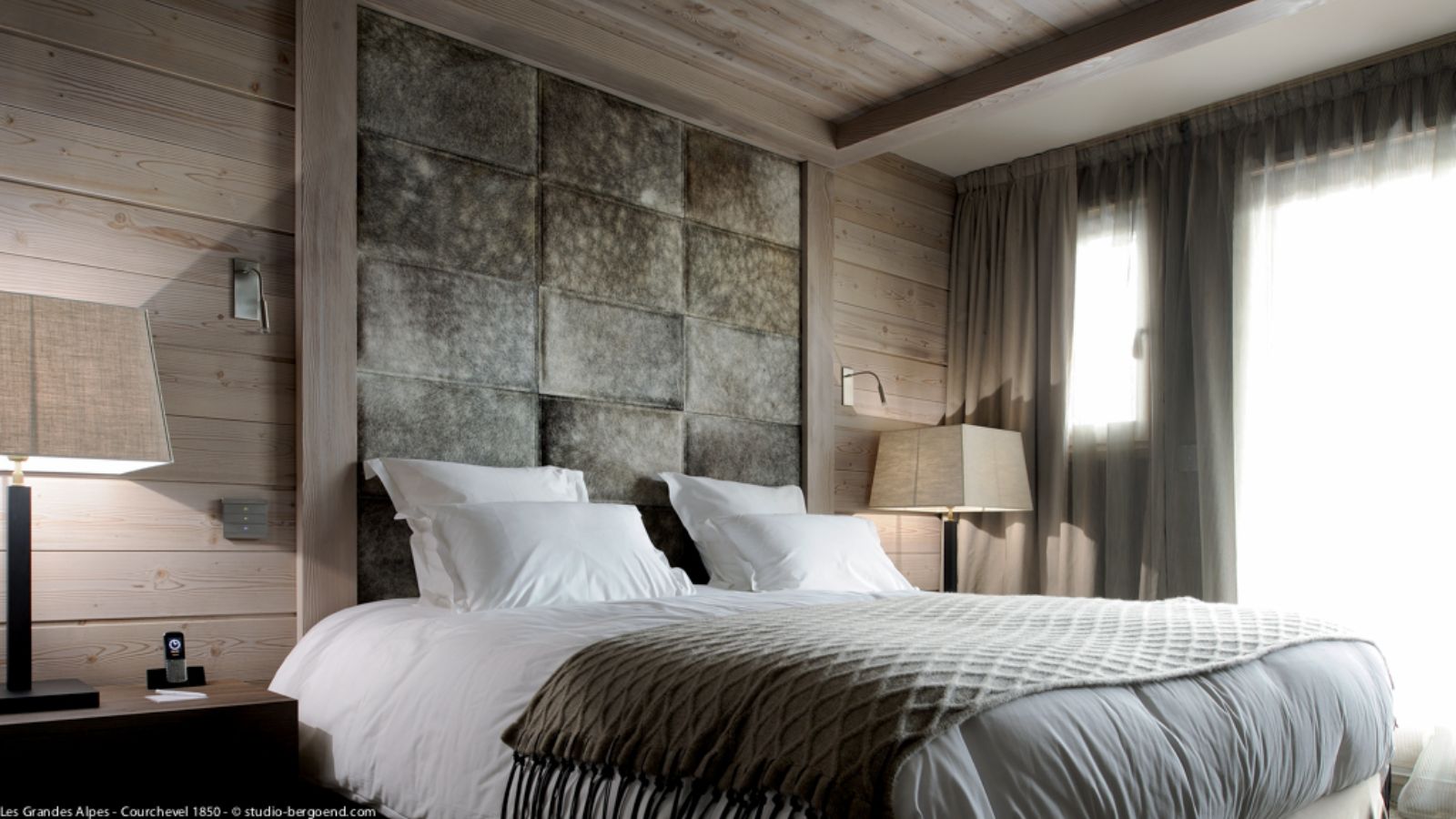 luxury-ski-chalets-courchevel-1850-garnet-apartment-oxford-ski-bedroom (3).jpg