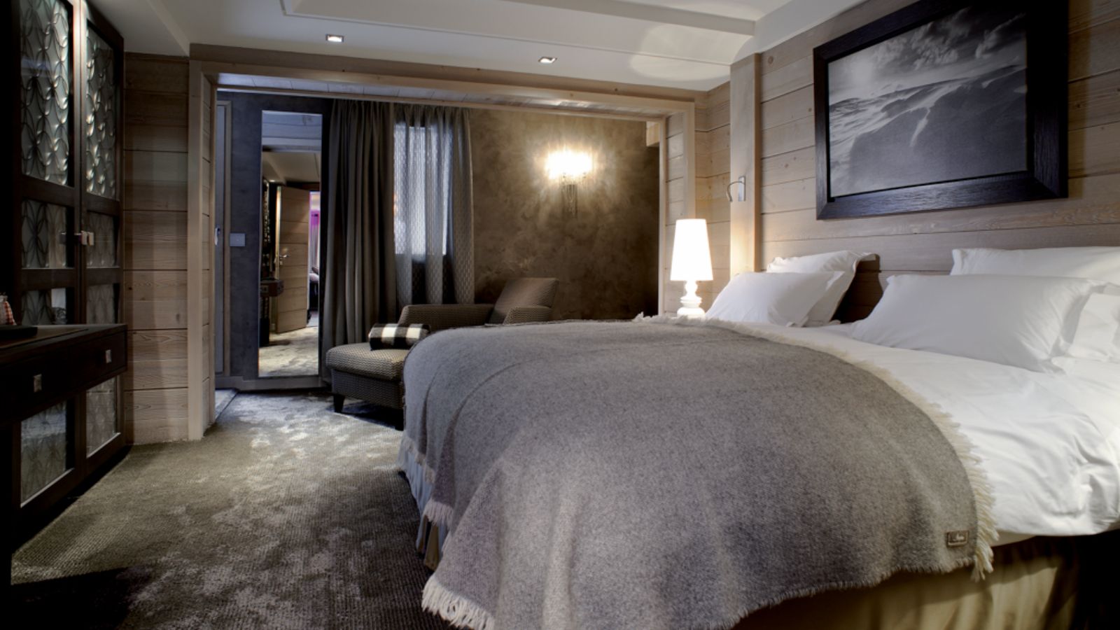luxury-ski-chalets-courchevel-1850-apartment-jade-oxford-ski-bedroom (2).jpg
