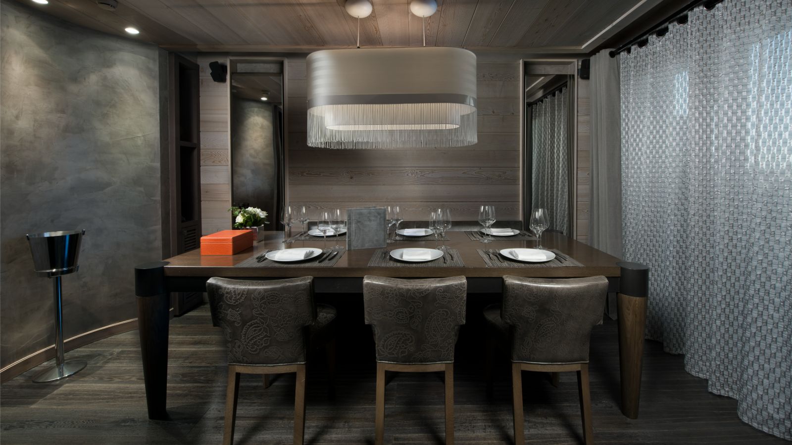 luxury-ski-chalets-courchevel-1850-apartment-jade-oxford-ski-dining.jpg